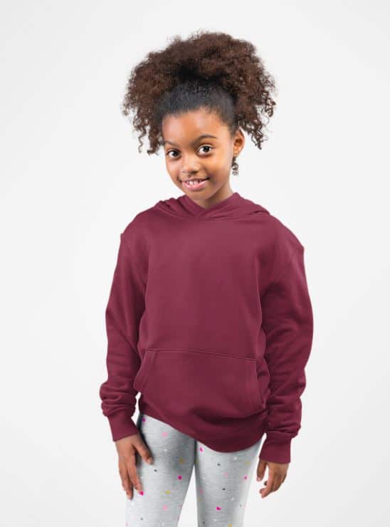 ילדה דוגמנית לובשת חולצת אימונית סגולה