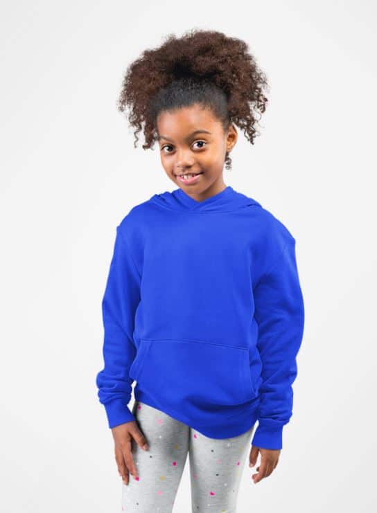 ילדה דוגמנית לובשת חולצת אימונית כחולה