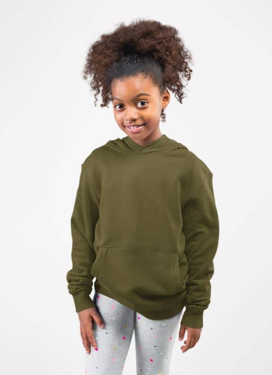 ילדה דוגמנית לובשת חולצת אימונית ירוקה