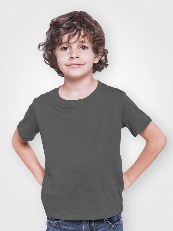 ילד לובש חולצת טי בצבע ירוק