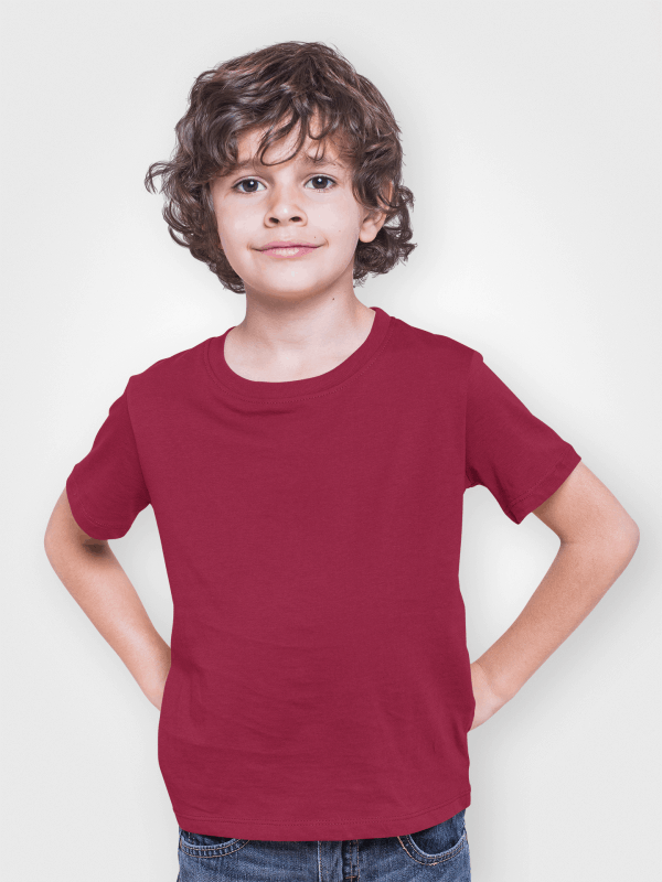 ילד לובש חולצת טי בצבע אדום