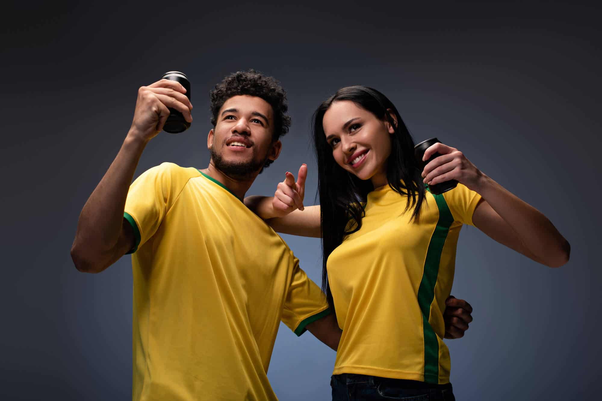 איש ואישה עם חולצת דרייפיט צהובה נהנים מול המצלמה