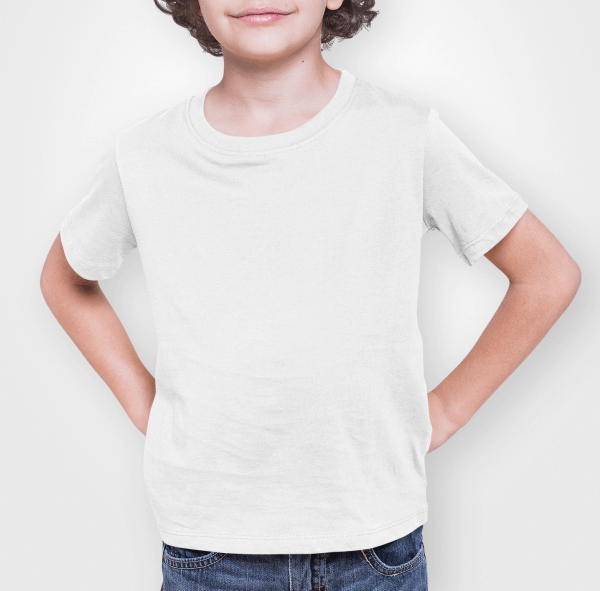ילד לובש חולצת טי בצבע לבן