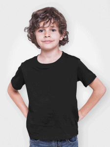 ילד לובש חולצת טי בצבע שחור