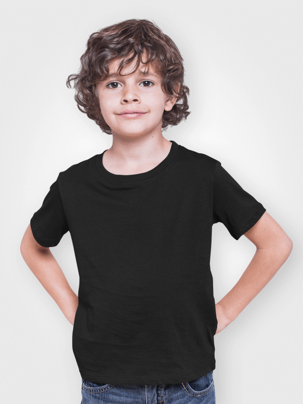 ילד לובש חולצת טי בצבע שחור