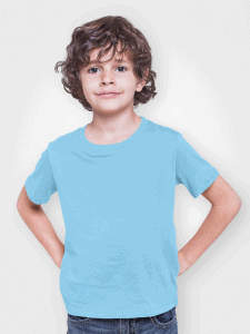 ילד לובש חולצת טי בצבע תכלת